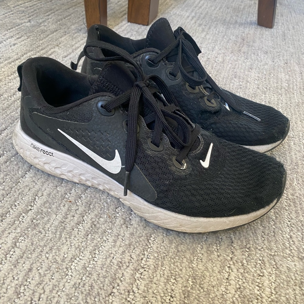 Women’s Nike React tennis shoes, sz 9